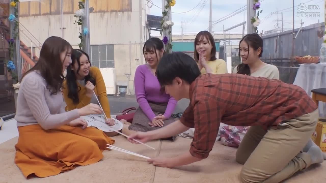 《MM號青空國王遊戲！媽媽朋友×處男！隨著越來越過激的淫蕩命令，被濕透的欲求不滿的女性私處被處男陽具獨佔！！無限制地插入中出！！夢寐以求的後宮初體驗大亂交 in魔鏡號》 - AV大平台 - 中文字幕，成人影片，AV，國產，線上看