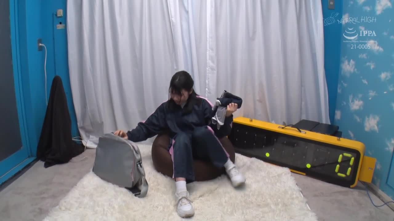 【田徑部涼子醬】失禁魔鏡問題，直接推到胯間！目標是使用深蹲「電動按摩器」計數器按壓 100 次！一名女學生從社團活動回來，無法抗拒快感，尿在腿上。 - AV大平台 - 中文字幕，成人影片，AV，國產，線上看