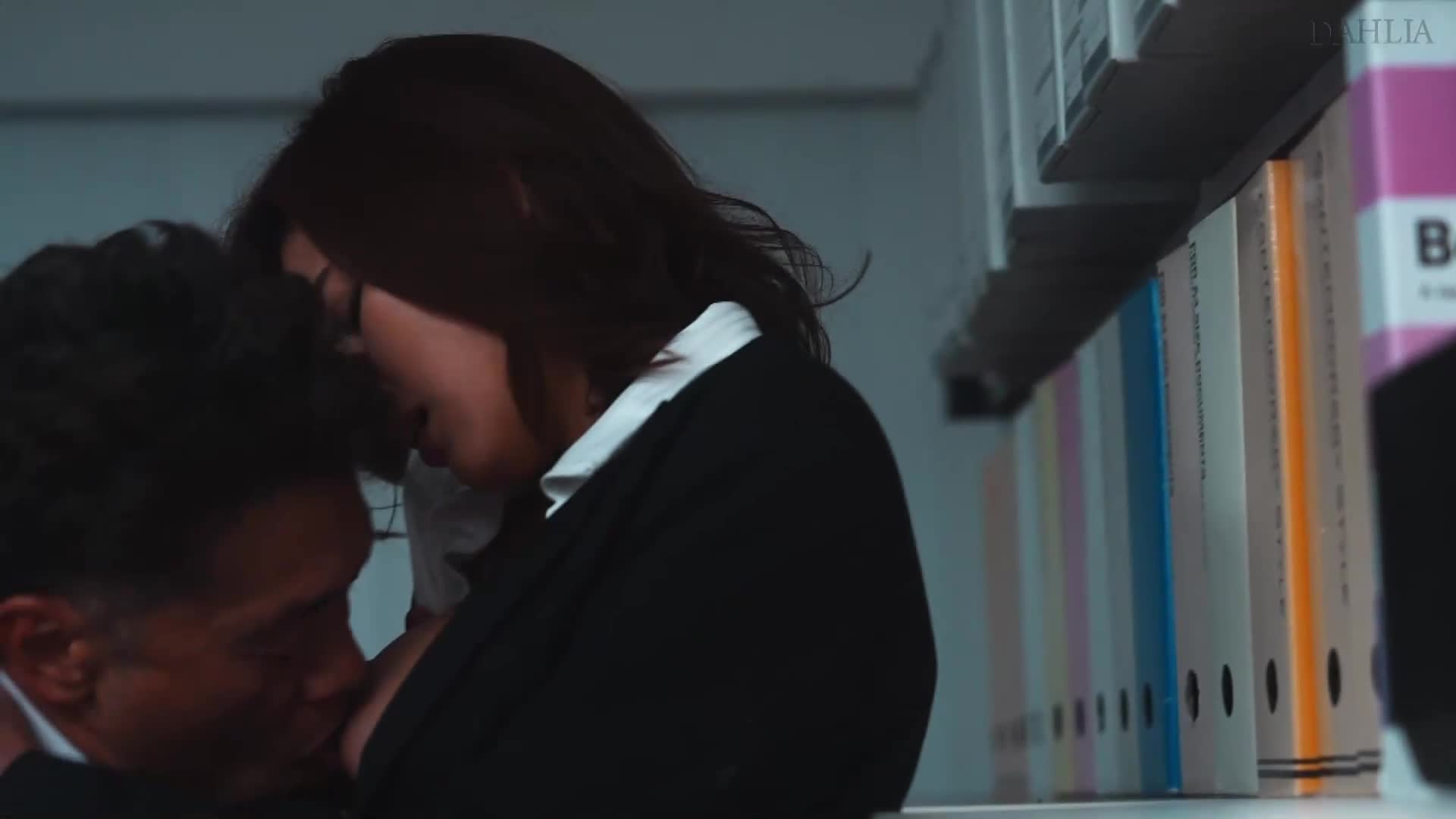 『甘美的接吻，背叛的不倫。』得知未婚夫出軌後，美乃雀和風流社長熱吻後放蕩不羈，生活開始崩壞。 - AV大平台 - 中文字幕，成人影片，AV，國產，線上看