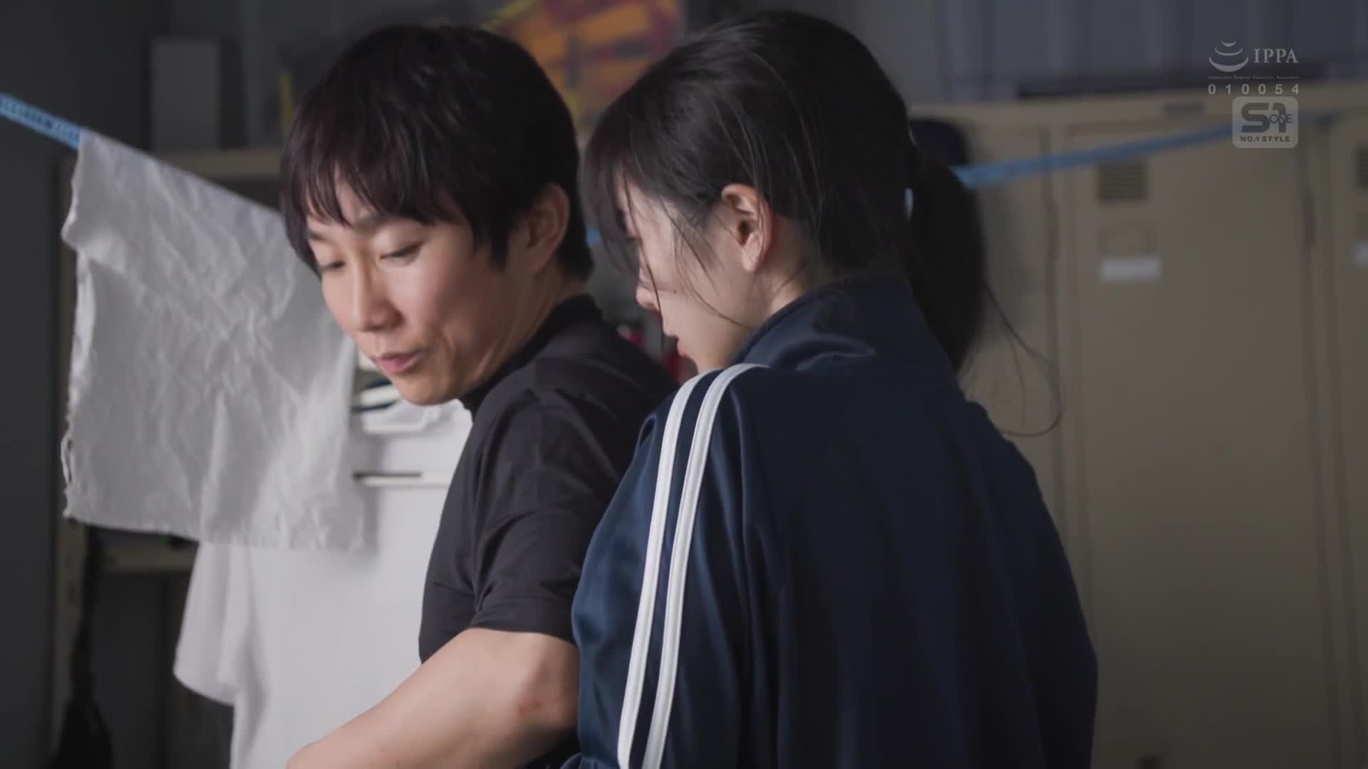 棒球隊成員和美少女經理在突如襲來的豪雨中無法回家，只能在部室裡相處。在濕透的身體上，對於勃起的青春期陰莖進行溫柔地射精護理。淺野心 - AV大平台 - 中文字幕，成人影片，AV，國產，線上看