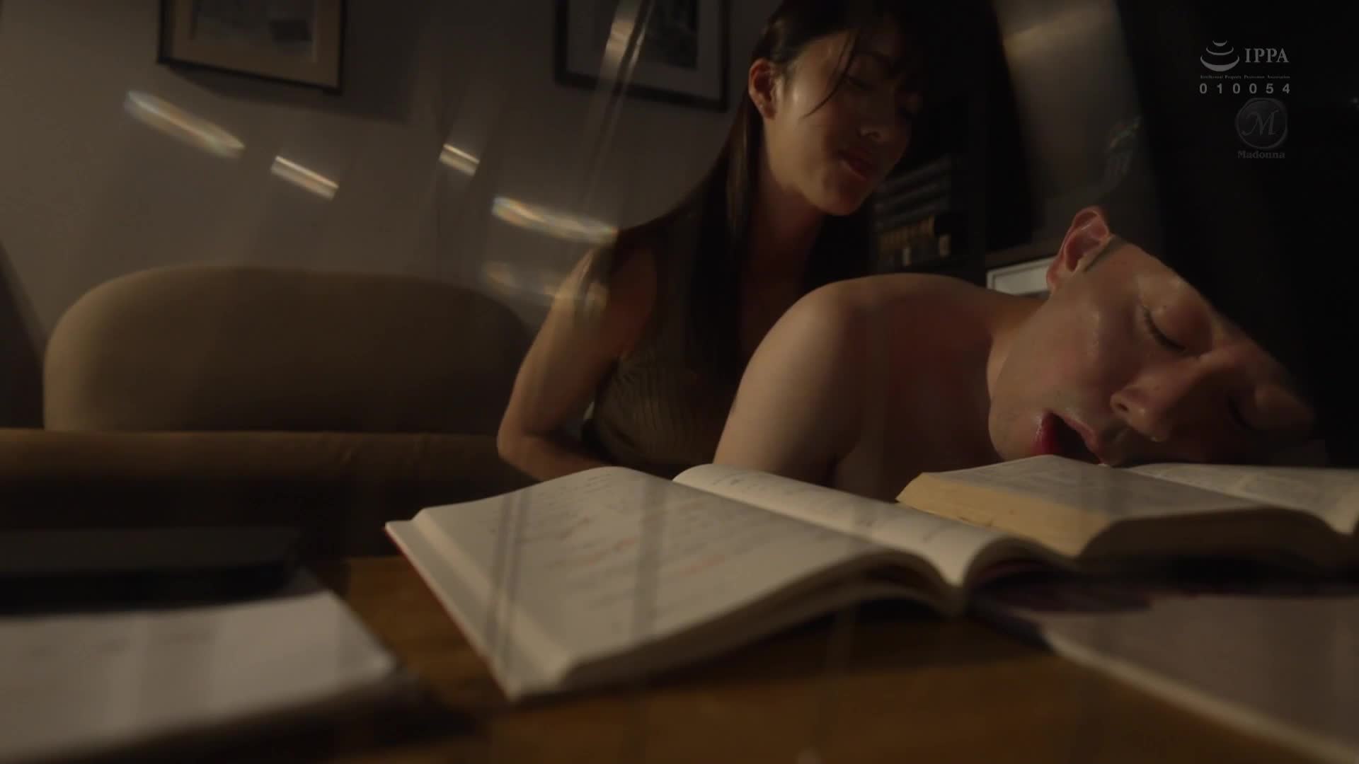 被甜蜜的耳語所迷惑，我沉溺於與人妻的閉門不出的性愛，直到大學畢業...。 竹內有紀 - AV大平台 - 中文字幕，成人影片，AV，國產，線上看