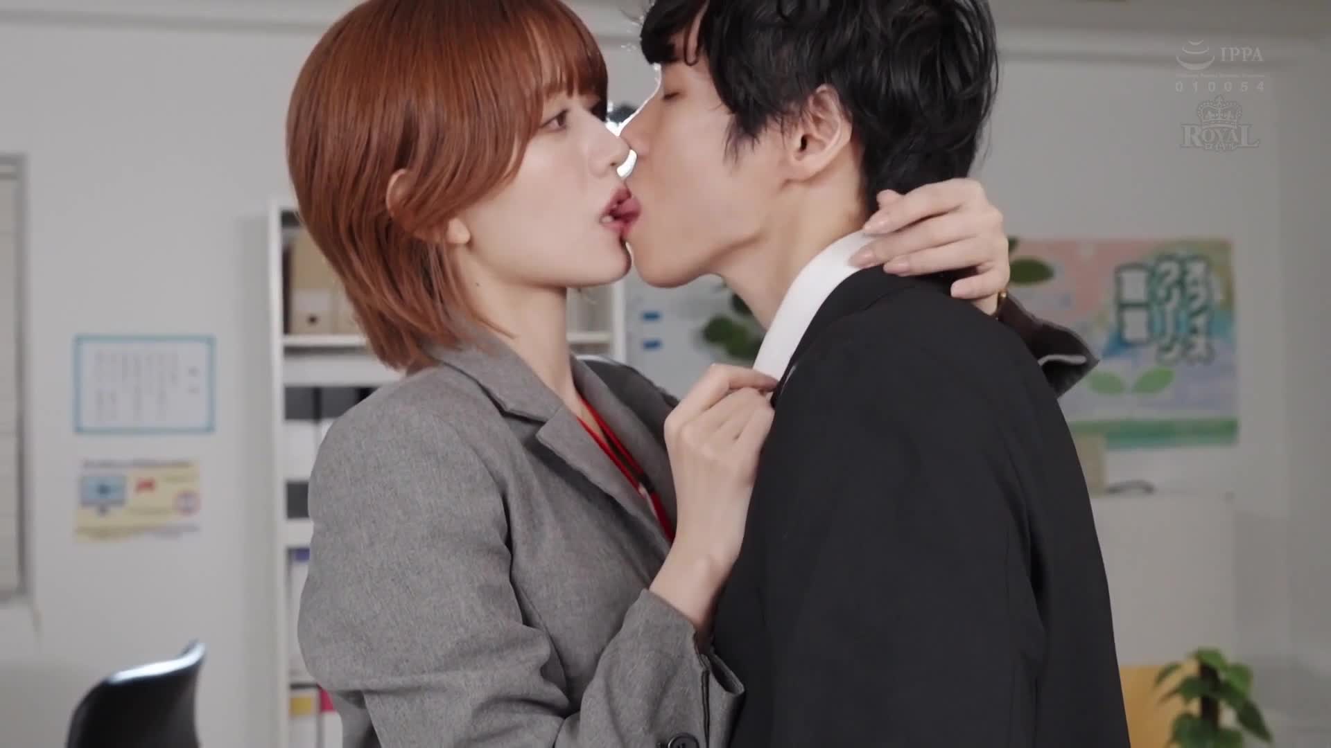 當我醒來時，發現同期女同事穿著內衣在房間裡！她平常總是嘴硬，卻突然撒嬌過來了... 。希島愛里 - AV大平台 - 中文字幕，成人影片，AV，國產，線上看