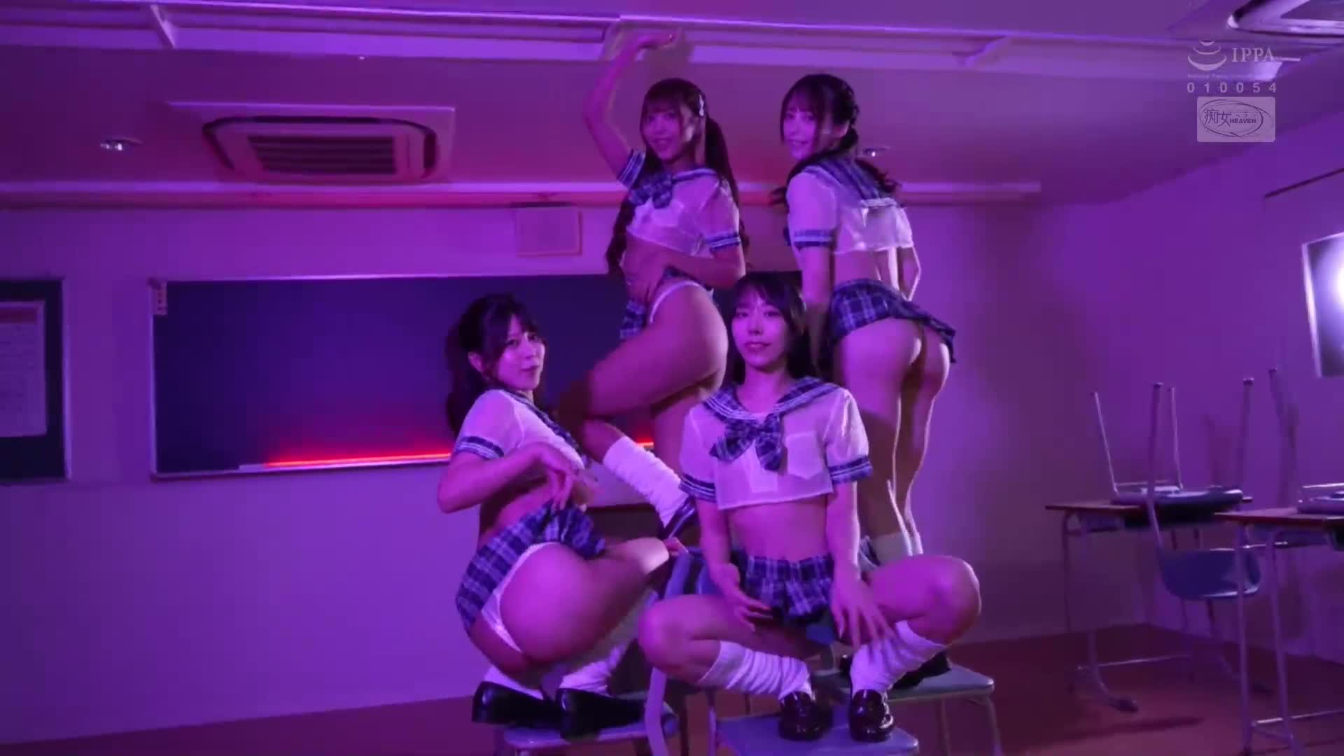 大屁股 x 長腿 x 迷你裙 x 寬鬆襪子。一群擁有大屁股的JK蕩婦的後宮。我被夾在這些超級豐滿蕩婦的下半身之間，被迫射精 - AV大平台 - 中文字幕，成人影片，AV，國產，線上看