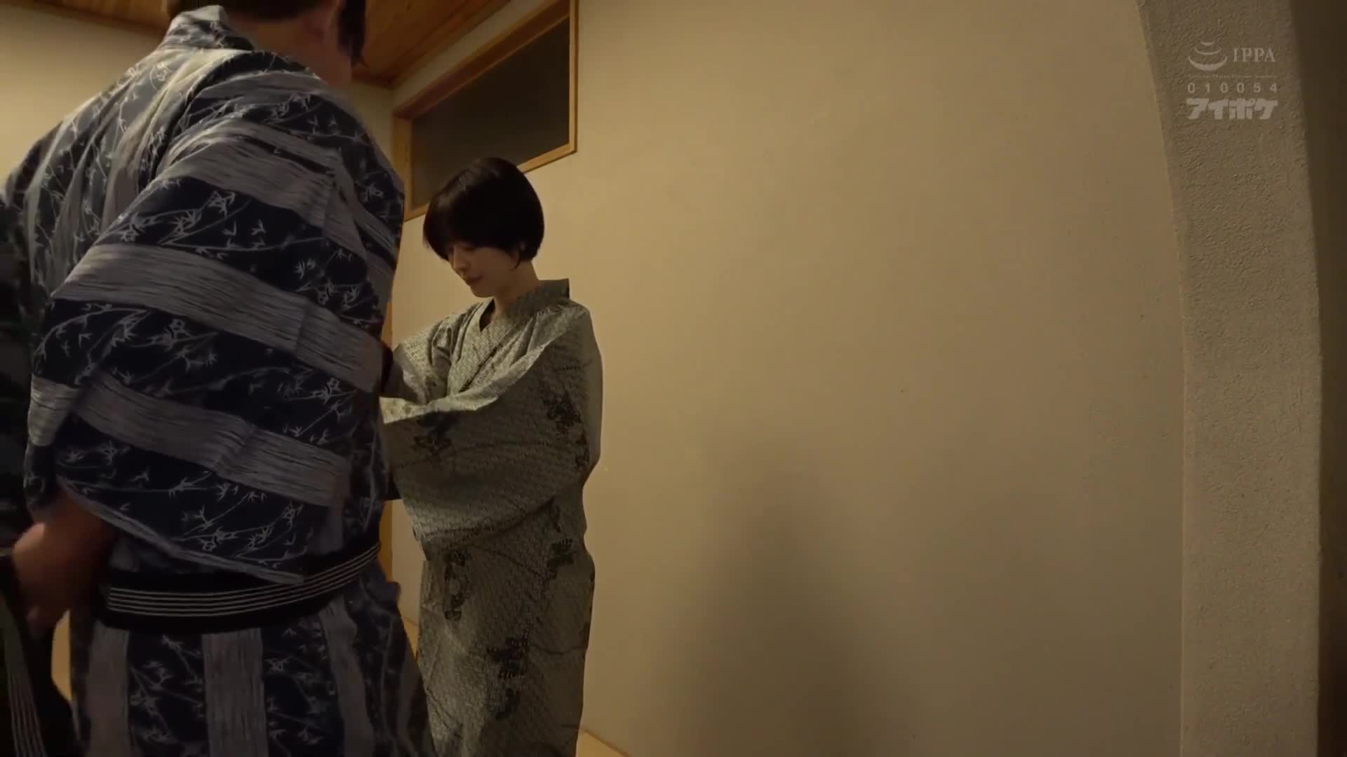 「浮蕩溫泉約會」在男友不知情的情況下和別的男人去畢業旅行。在濃密的出軌性愛中完全墮落到高潮。小松本果 - AV大平台 - 中文字幕，成人影片，AV，國產，線上看