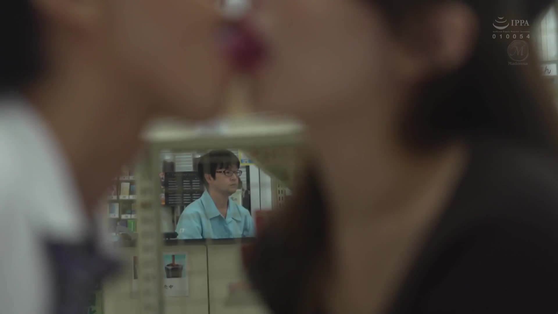 在營業時，他們一直被侵犯著...。為了保護店鋪，便捨身獻出的便利店兼職妻子在店內提供性服務。廣瀨百合 - AV大平台 - 中文字幕，成人影片，AV，國產，線上看