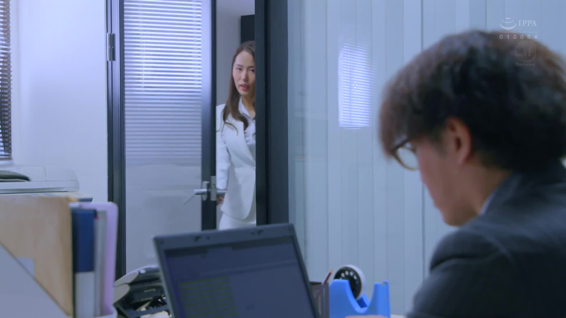 人妻秘書、汗水和接吻充滿的社長辦公室中出性交。自然美麗又色情的女人。通野未帆 - AV大平台 - 中文字幕，成人影片，AV，國產，線上看