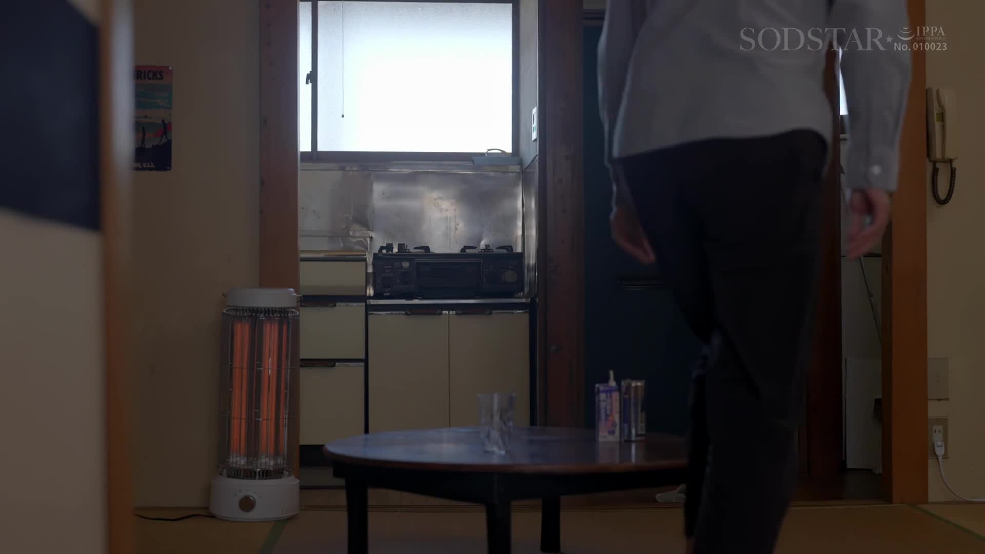 我住的公寓隔壁的美人妻子是個性慾不滿的。透過夫妻爭吵留下的直徑10厘米牆壁孔，我們開始了一段秘密的不倫關係，持續5天瘋狂地進行背後式戀愛。 青空光 - AV大平台 - 中文字幕，成人影片，AV，國產，線上看