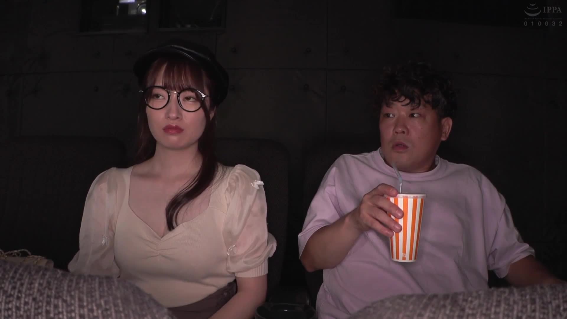 平日白天的電影院裡，和美女獨處！而且這位姐姐還是個痴女！2 上映中，她走近我，從衣服上摸索著我的乳頭和雞雞... - AV大平台 - 中文字幕，成人影片，AV，國產，線上看