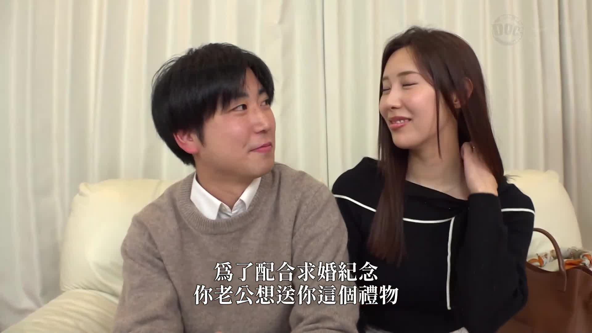 『在紀念裸體拍攝中，如果共演男性模特展示比丈夫大得多的大雞雞給人妻看，會發生什麼事？』模特兒級美人妻完全被掌控，在陌生的大雞雞面前欲火焚身！【街頭素人監控♯百合♯30歲】 - AV大平台 - 中文字幕，成人影片，AV，國產，線上看