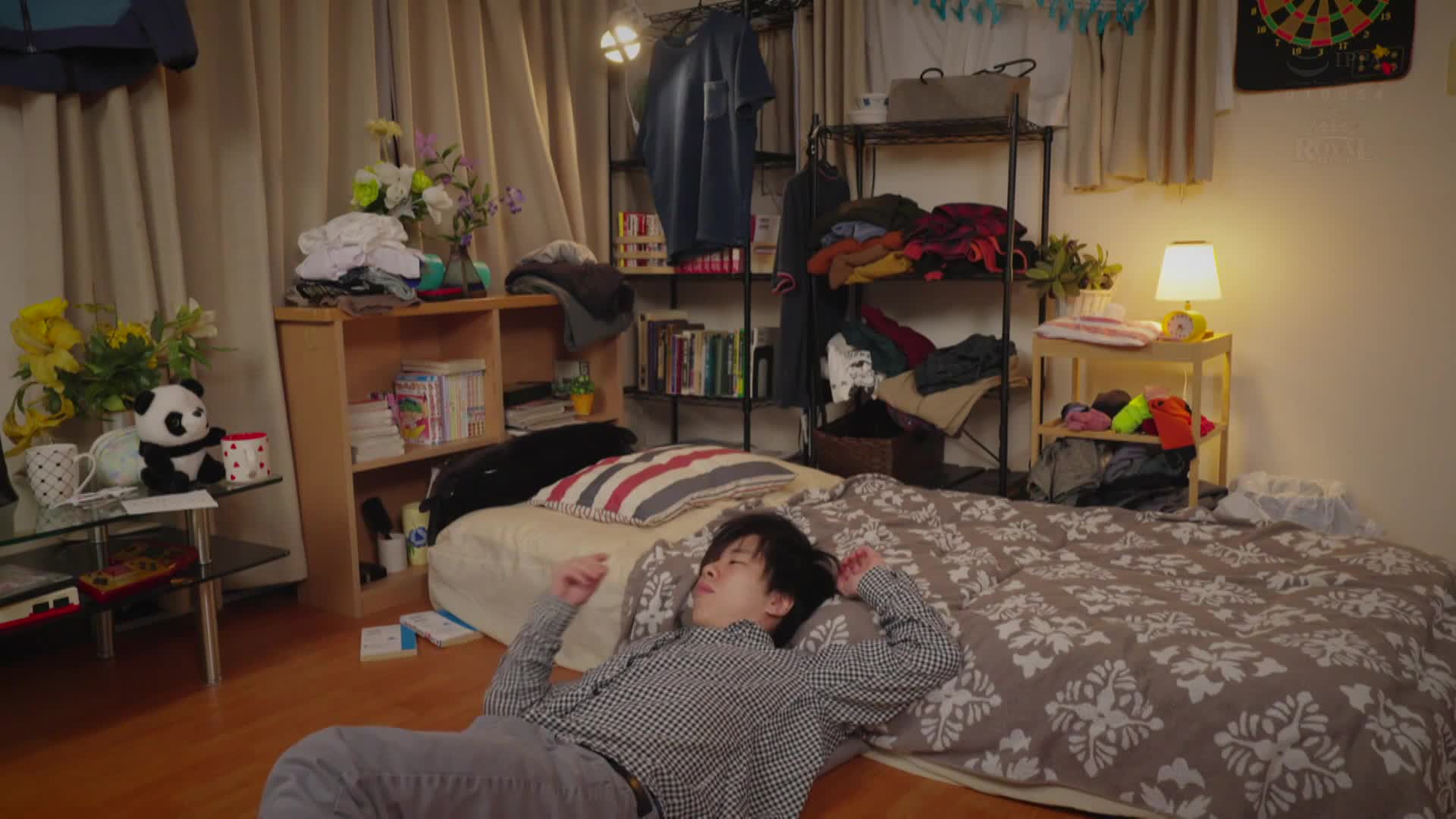 當我回到家時，看到一個陌生的纖瘦巨乳女孩！不知為何她一直留在這裡，並溫柔地誘惑著我... 百永紗里奈 - AV大平台 - 中文字幕，成人影片，AV，國產，線上看