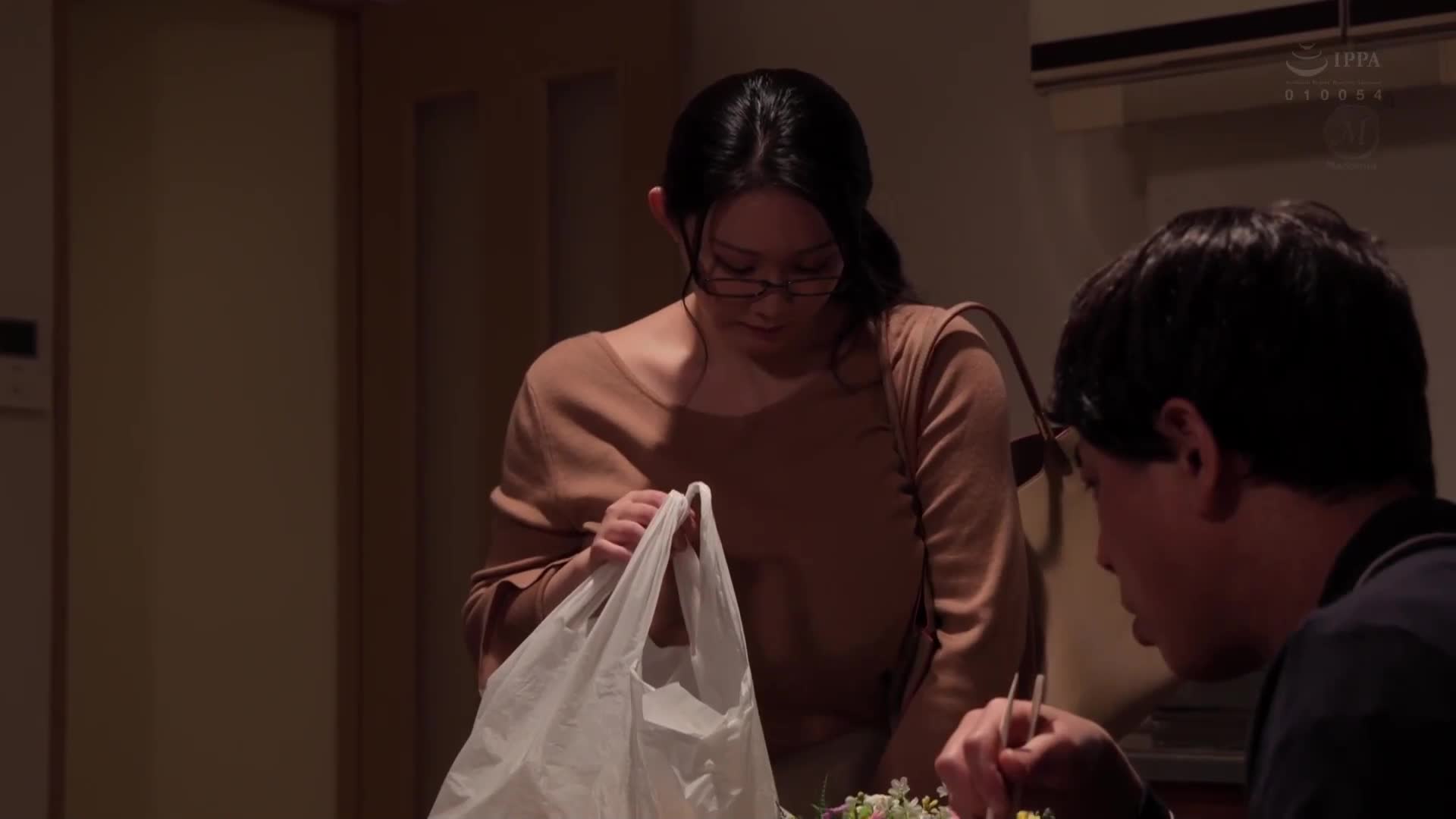 通勤途中，我總是被猥褻...被附近的壞小孩們圍觀的N罩杯巨乳妻 城崎百瀨 - AV大平台 - 中文字幕，成人影片，AV，國產，線上看