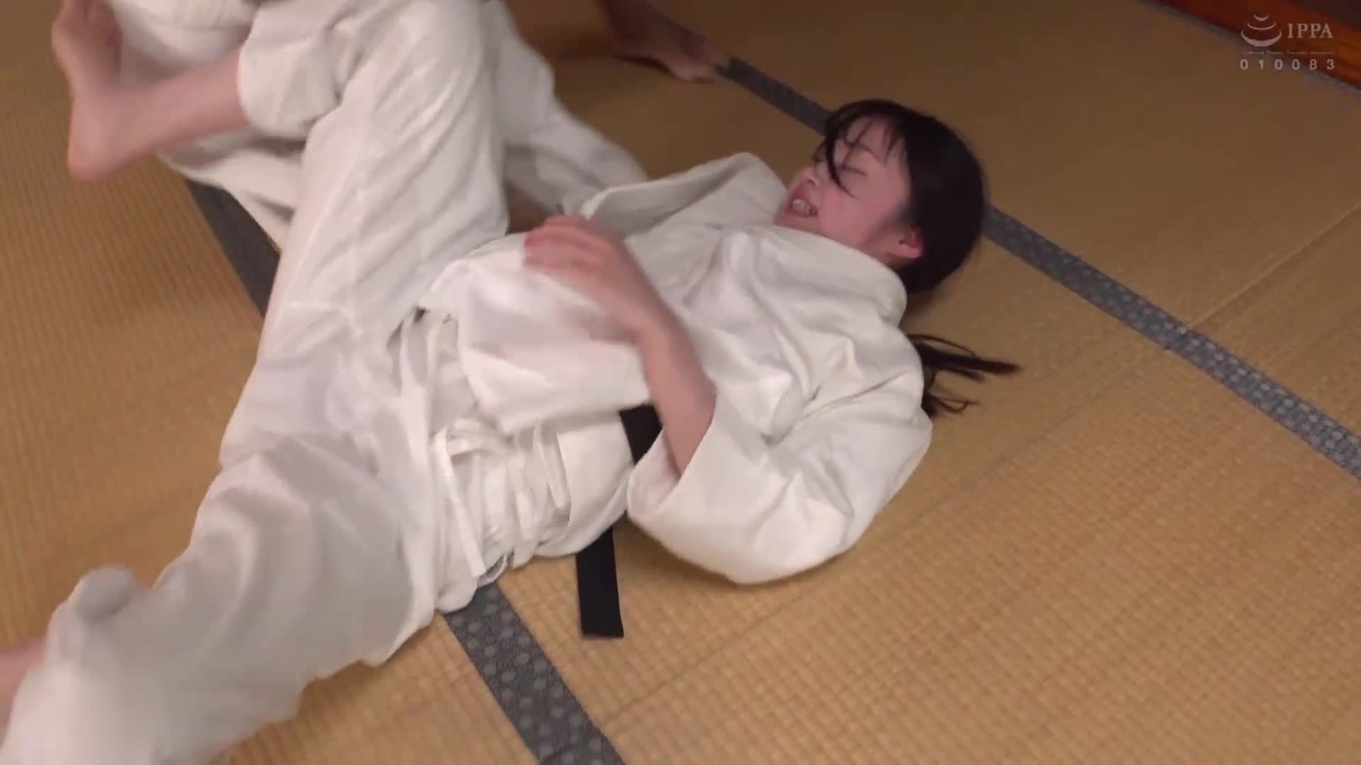 一般男女監控AV 格鬥技女大生對抗性騷擾強姦魔［柔道/少林寺拳法/劍道］贏了就有100萬日圓！輸了就立刻肏穴中出！面對無規則的性騷擾攻擊！火爆激烈的三番真劍對決！ - AV大平台 - 中文字幕，成人影片，AV，國產，線上看