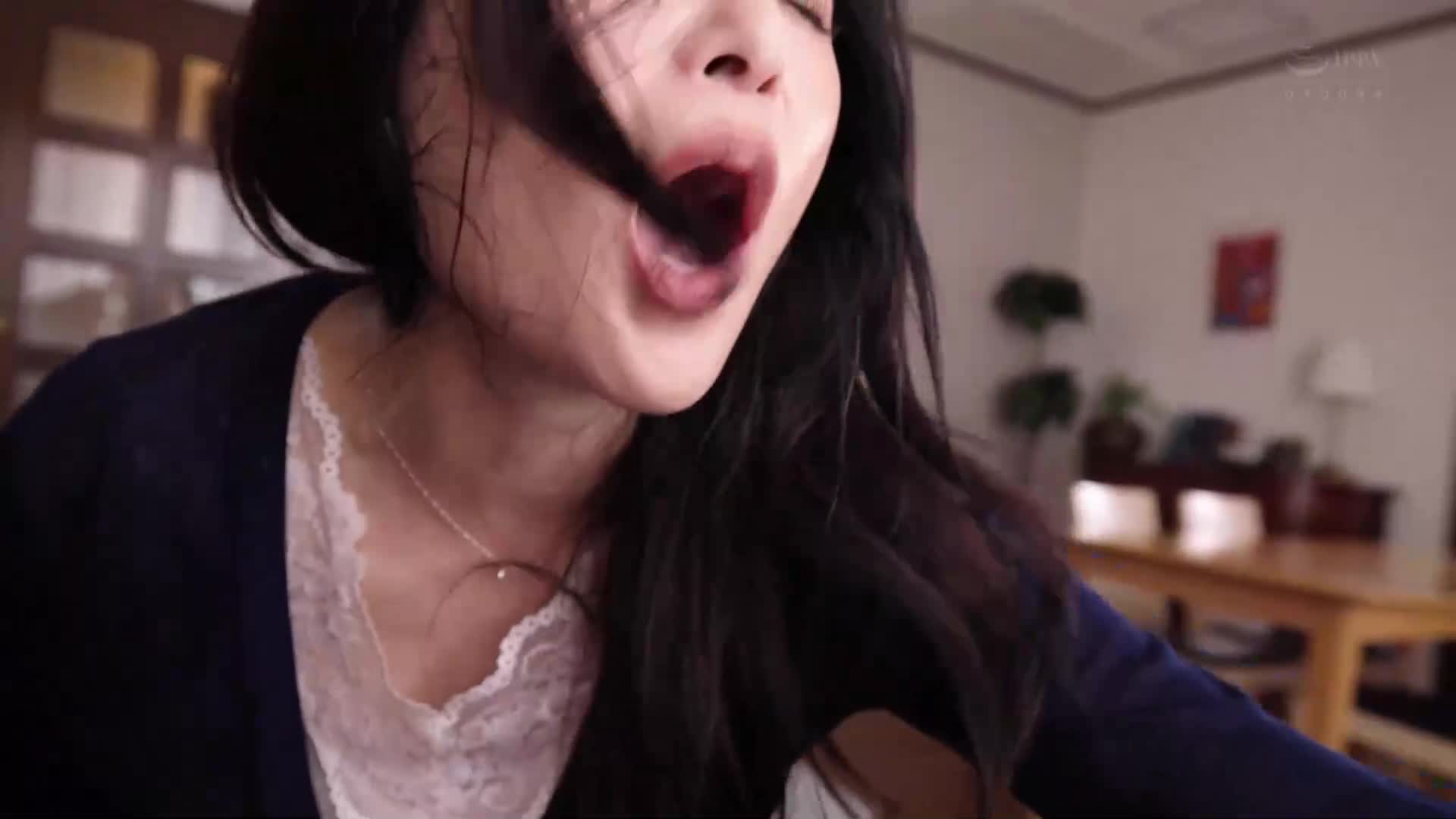 被繼子的巨大陰莖貫穿到到深處，讓我意識到自己是個失敗的母親。 一色桃子 - AV大平台 - 中文字幕，成人影片，AV，國產，線上看