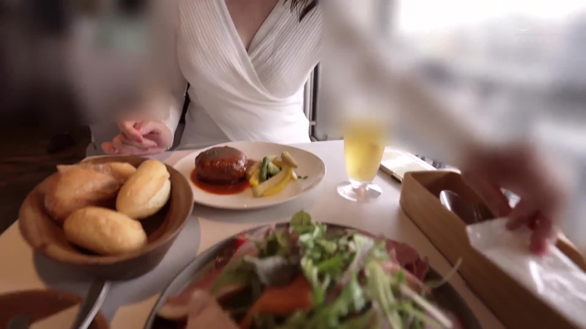 性欲絕倫的男人和一天被關在旅館的約會〜偷偷看著被歡愉到最高潮的不倫SEX〜 安野由美 - AV大平台 - 中文字幕，成人影片，AV，國產，線上看
