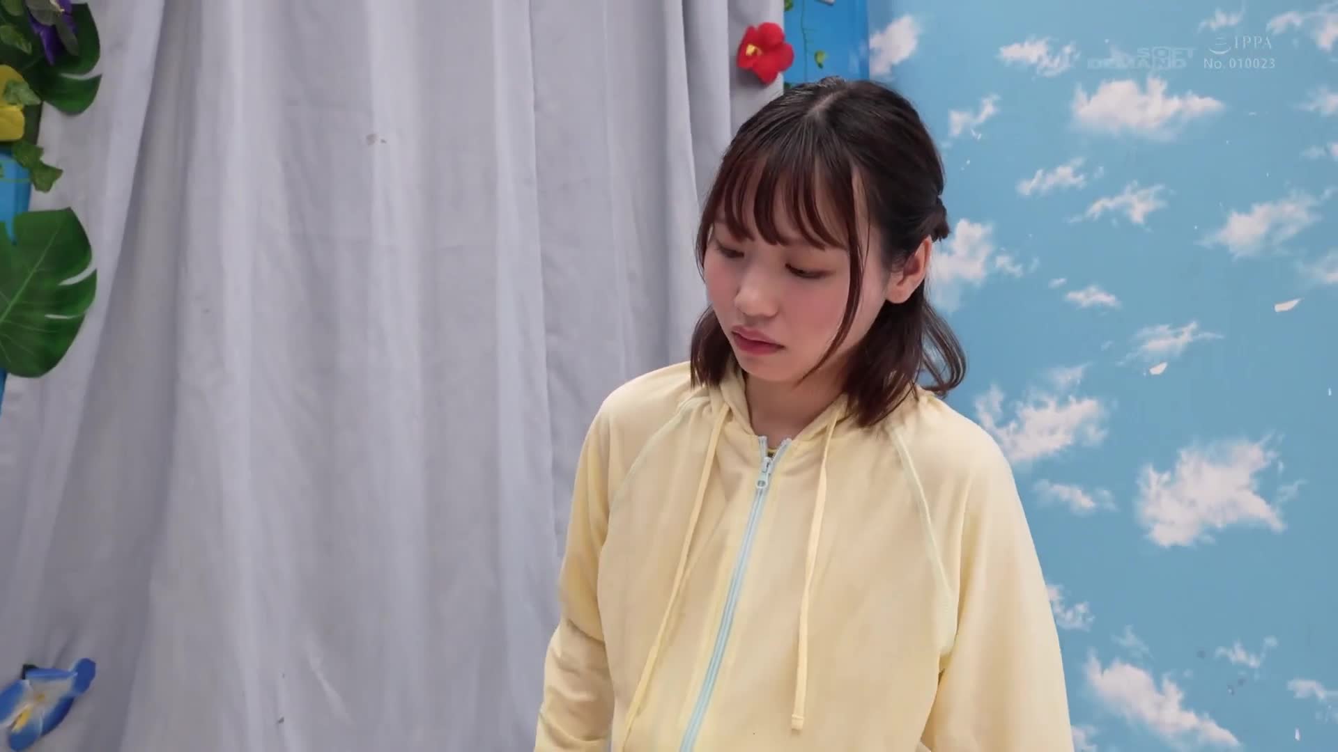 魔法鏡號 在海灘上玩耍的大學生好友群組，塗抹潤滑油在泳衣上進行密切接觸的遊戲！男女肌膚磨擦至極限會突破羞恥進行性愛嗎？！ - AV大平台 - 中文字幕，成人影片，AV，國產，線上看