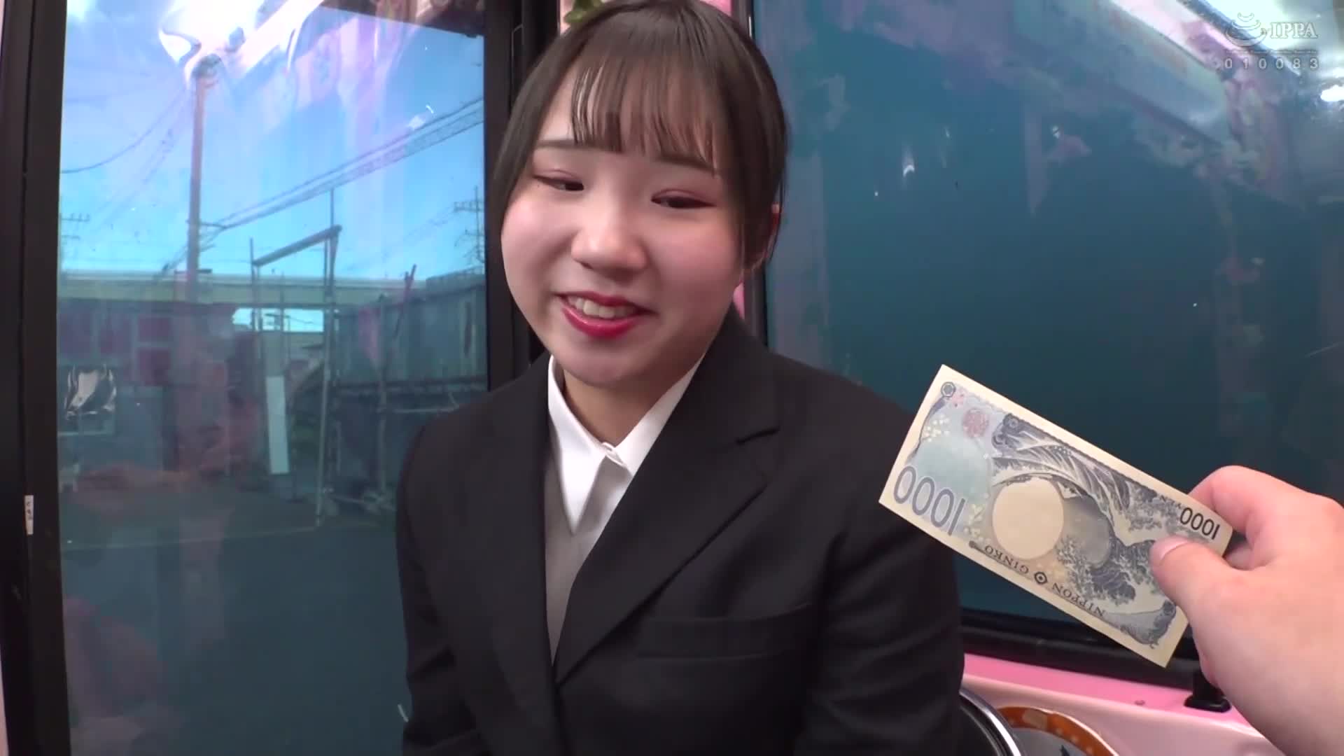 一般男女監控AV×魔術鏡便合作企劃，針對尋求大型企業內定的求職女大學生進行口交面試！在質疑回答中，因大量口內射精而無法說話，精液四處流出！在激烈的面試中，將巨大陰莖插入激動的JD陰道，進行精液滿溢的性愛！所有人都內射... - AV大平台 - 中文字幕，成人影片，AV，國產，線上看