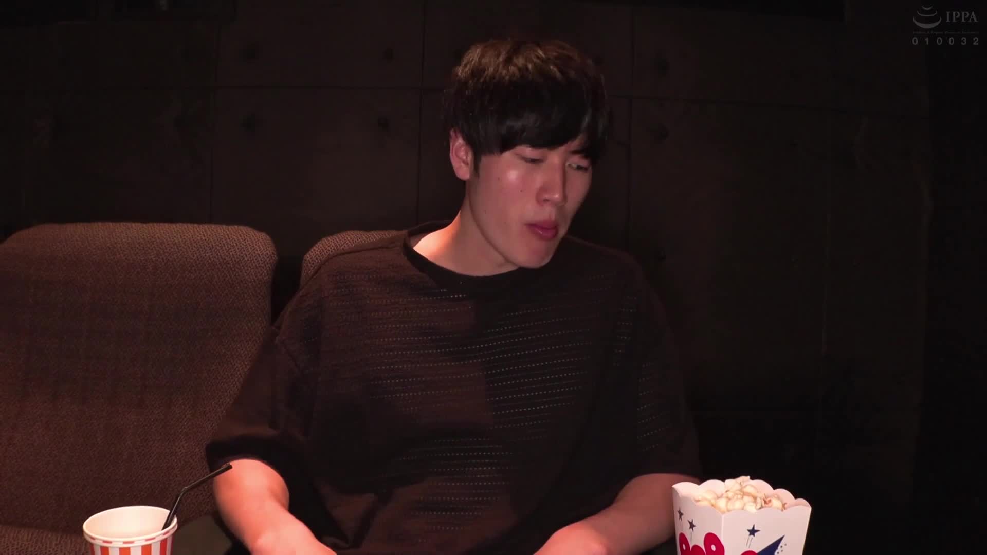 在平日的白天...只有一位痴女和我來到一家幾乎沒有客人的地方空蕩蕩的小型電影院！ - AV大平台 - 中文字幕，成人影片，AV，國產，線上看