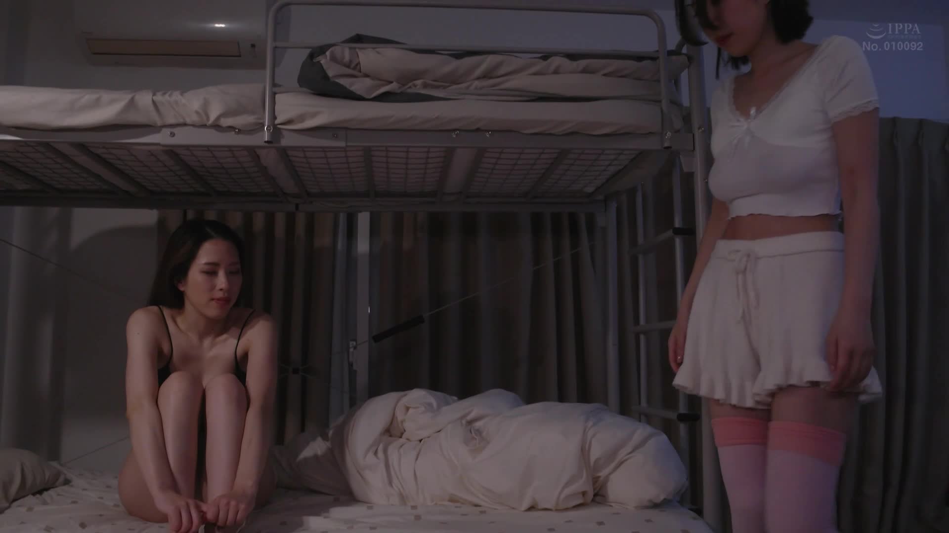 哇！？從上面掉下來的是胸部！？？在雙層床上擠出的巨乳，一邊揉捏一邊培養愛的夜晚女同性戀活動 谷梓和二宮和香 - AV大平台 - 中文字幕，成人影片，AV，國產，線上看