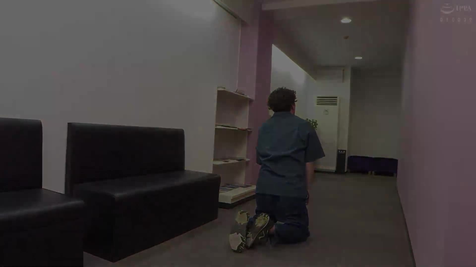 在平日的白天電影院裡，只有我和一個辣妹客人...。明明是我非常想看的電影，卻一直被這個辣妹從衣服上摸弄我的乳頭和雞雞...。 - AV大平台 - 中文字幕，成人影片，AV，國產，線上看