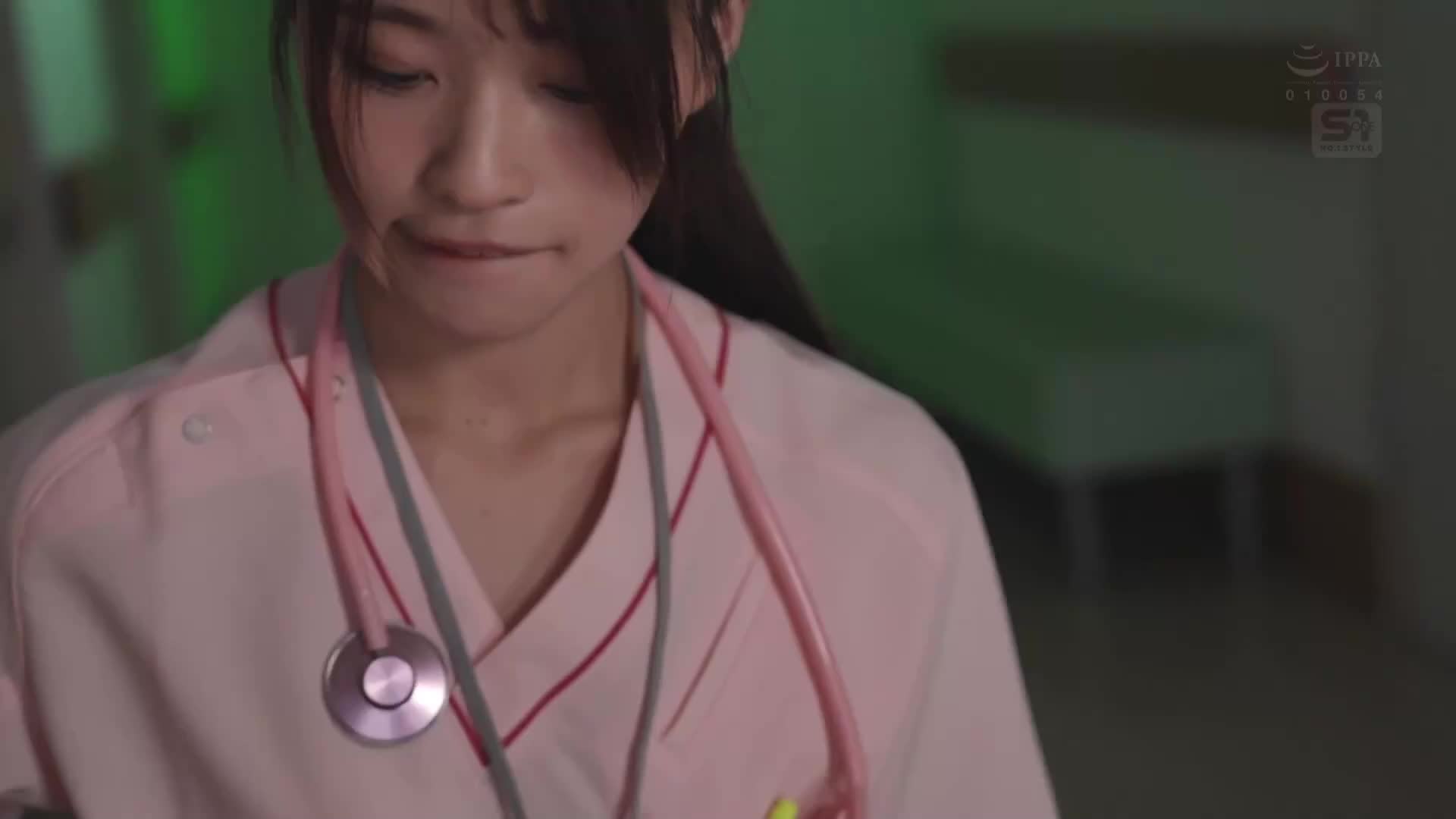 第二次參演AV，脫下盔甲（護士服）的治癒白衣裸天使。在離職前幾天的拍攝中近距離追蹤，成為正式AV女優的成長記錄三場。櫻美櫻 - AV大平台 - 中文字幕，成人影片，AV，國產，線上看