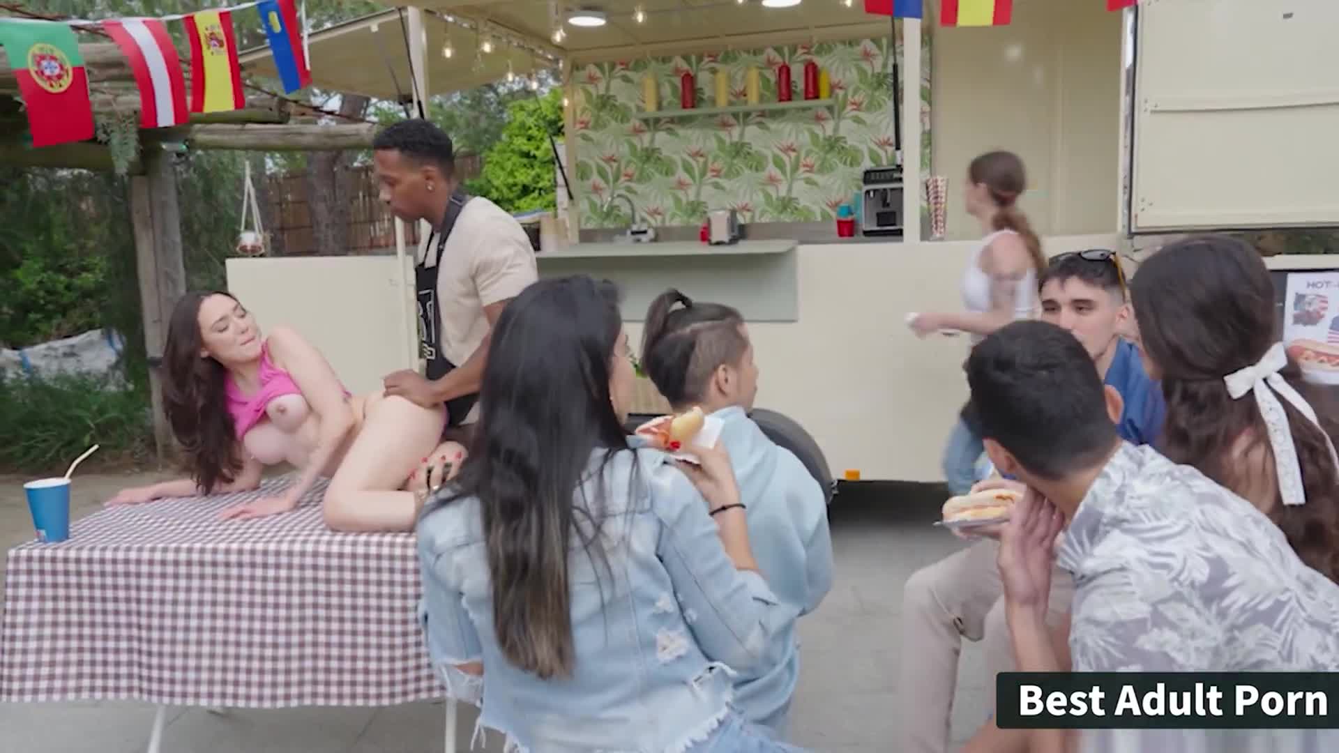 淫蕩小美女吃遍派對肉棒 - AV大平台 - 中文字幕，成人影片，AV，國產，線上看