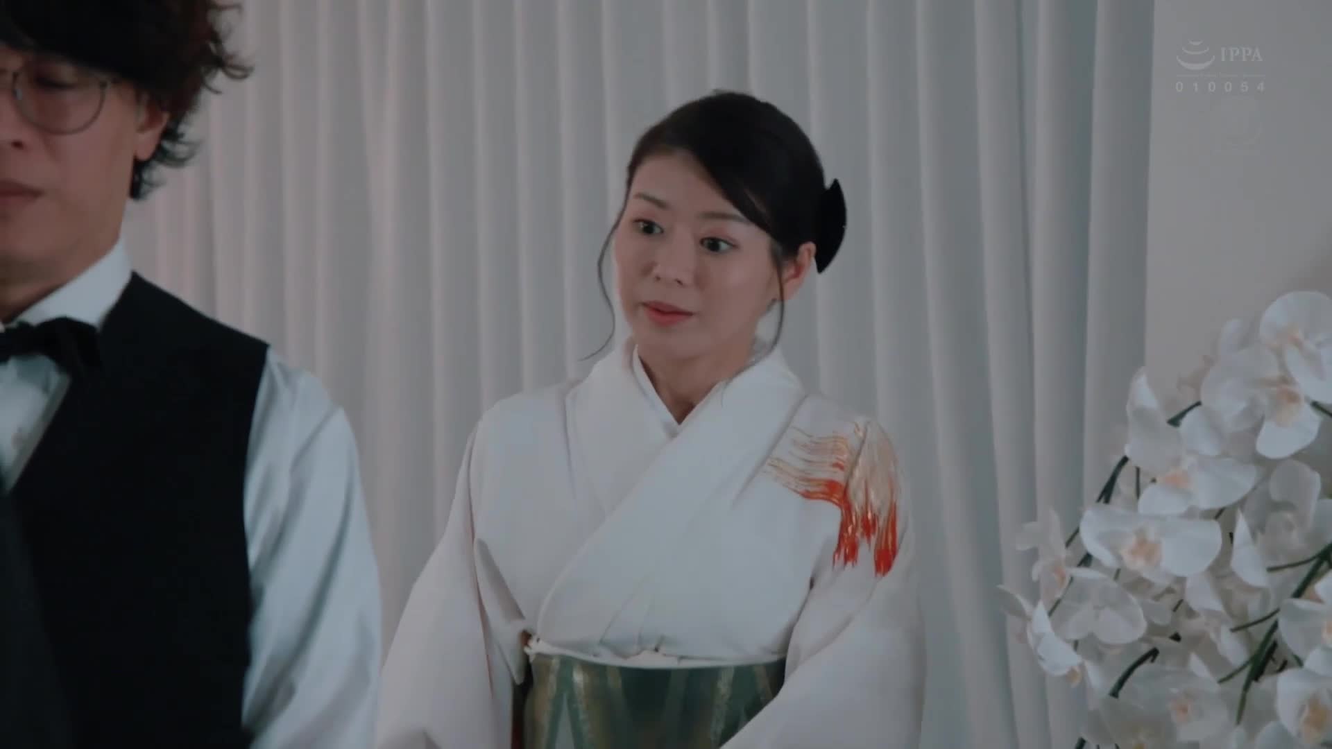 高級俱樂部的人妻，被太客的汗水和體液弄髒，閉店後進行中出枕頭生意。篠原伊代 - AV大平台 - 中文字幕，成人影片，AV，國產，線上看