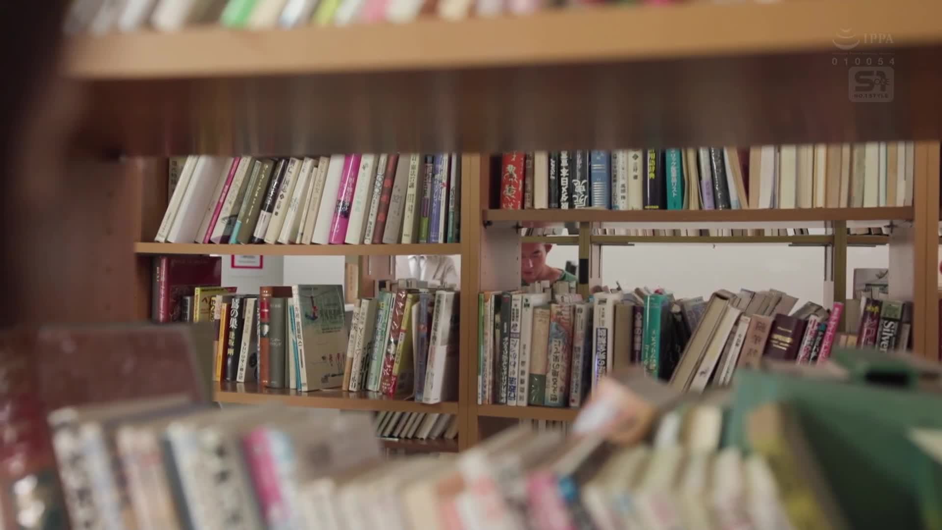 「我...明明是個阿姨卻...」在女兒身邊被愚蠢了，即使抵抗也開始有感覺，最後被射了！！性慾不滿的母親 奧田咲 - AV大平台 - 中文字幕，成人影片，AV，國產，線上看