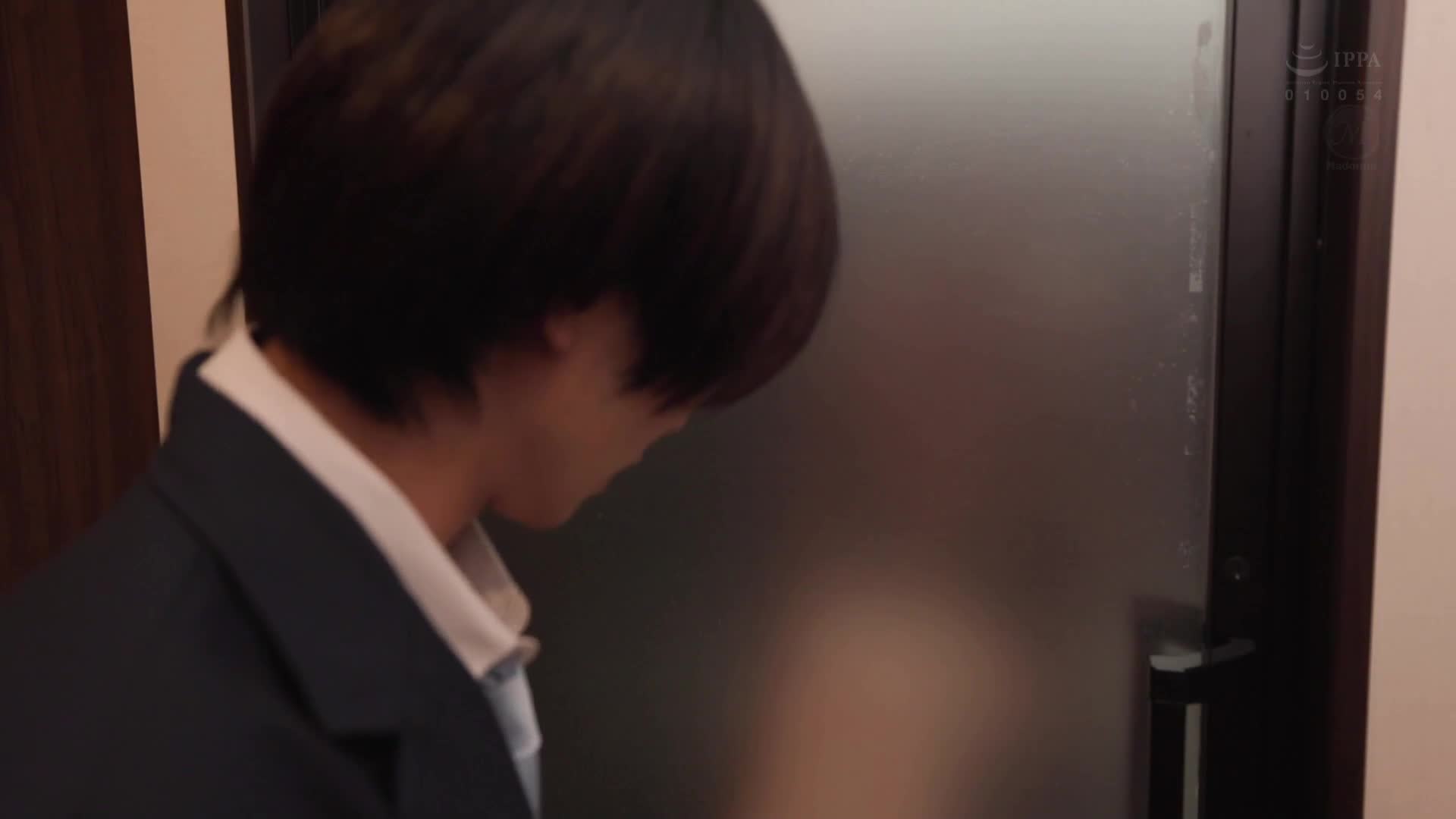 原作: 惑堂 崩壞家族-母親沉迷於與黑道性愛的故事- 母親選擇陰莖而不是家庭的哀求不貞！！ 兒子被展示了偷拍的始末！！ 夏目玲香 - AV大平台 - 中文字幕，成人影片，AV，國產，線上看