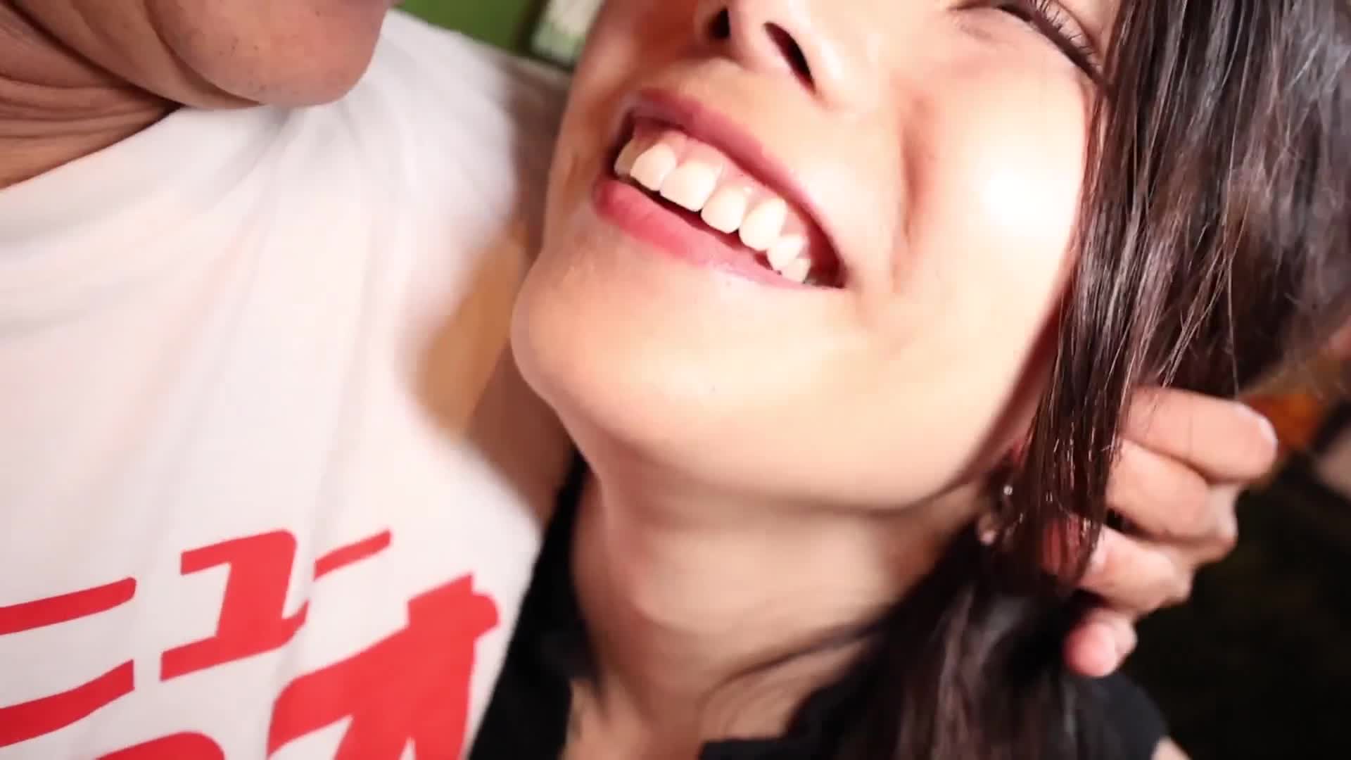 【乾杯豐滿胸部】從開始這份工作以來就與丈夫錯過了...在新宿某處經營一家小酒吧的美麗妻子參加了AV拍攝活動！修長美麗的身材和晃動的H罩杯胸部！每次深入她都會因為刺激而顫抖和痙攣高潮！！！到達高潮時，她緊緊收縮的私密處又再次...真的，忍住射精真的很困難(笑) 在新宿車站【乾杯豐滿胸部】。 - AV大平台 - 中文字幕，成人影片，AV，國產，線上看