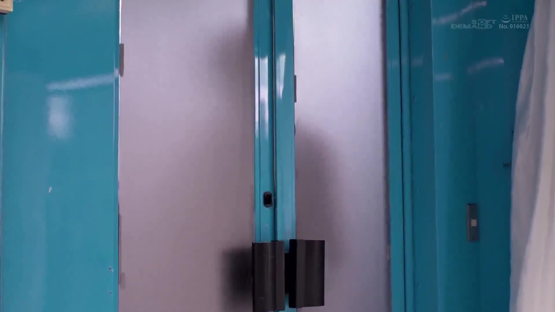 魔法鏡號【僅有一片魔法鏡隔開的極致背德感】偷偷給美麗的媽媽展示大雞雞！用素股刺激，讓產後性慾不滿的陰道在丈夫面前被生插！由於產後的柔軟陰道太舒服，所以導致內射不倫戀SEX！ - AV大平台 - 中文字幕，成人影片，AV，國產，線上看