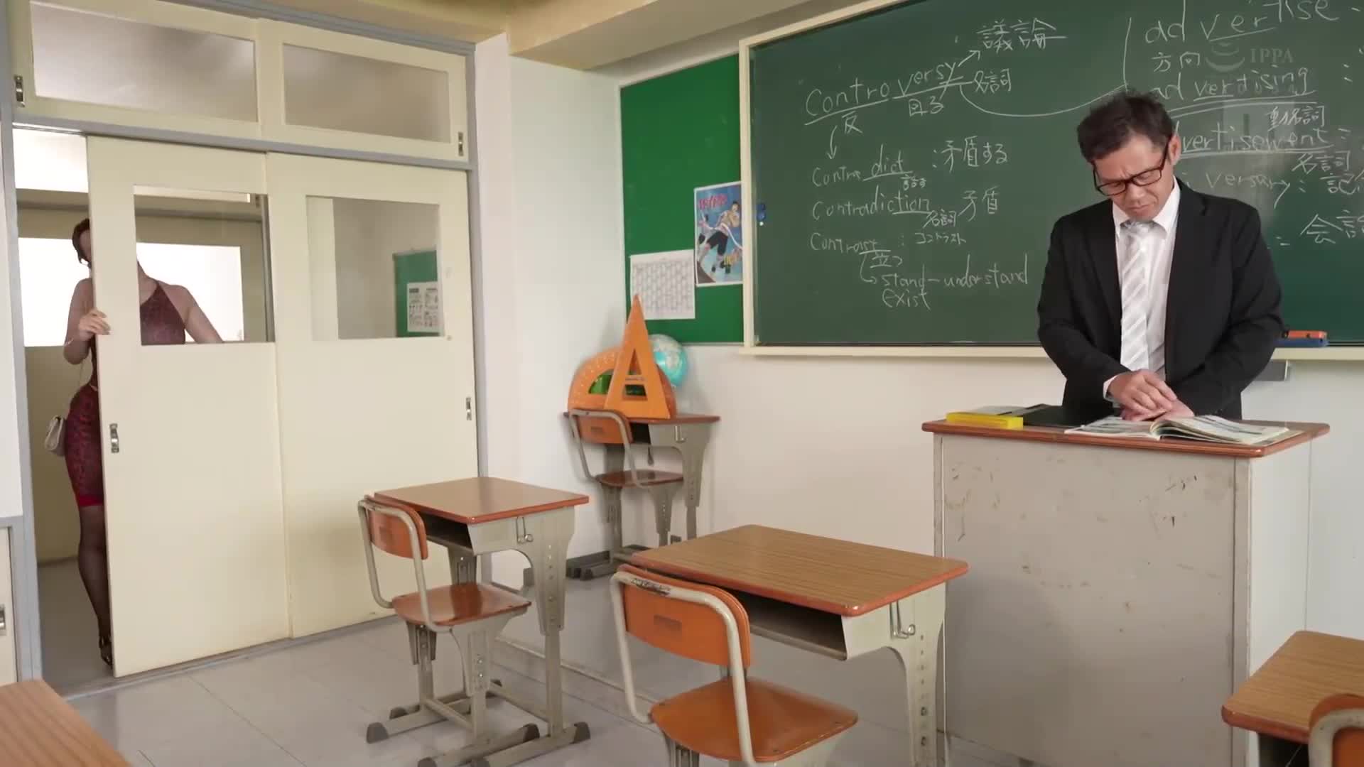 授課參觀日的性感辣媽，透明的乳頭勃起！巨乳翹動！肉臀短裙誘惑！為了提高兒子的成績，我會用淫蕩手段來勾引他，波多野結衣 - AV大平台 - 中文字幕，成人影片，AV，國產，線上看