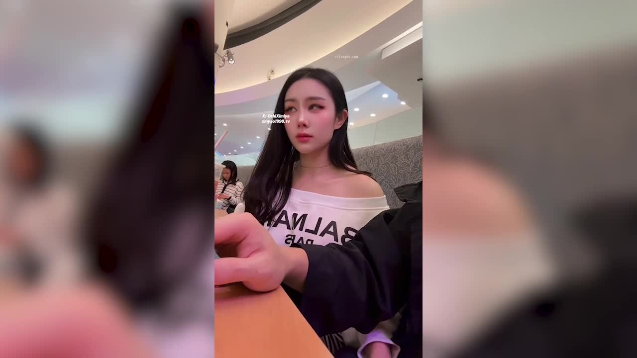 超美整活禦姐-汐夢瑤-在全是人的商場裡幫別人打飛機，期間一直有人經過，太刺激了，最後把精液射在雞蛋仔上再全部吃下去，色氣滿滿~ - AV大平台 - 中文字幕，成人影片，AV，國產，線上看