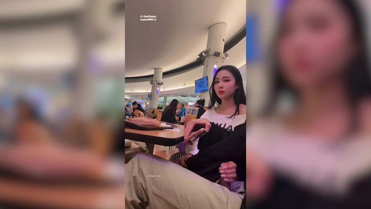 超美整活禦姐-汐夢瑤-在全是人的商場裡幫別人打飛機，期間一直有人經過，太刺激了，最後把精液射在雞蛋仔上再全部吃下去，色氣滿滿~ - AV大平台 - 中文字幕，成人影片，AV，國產，線上看