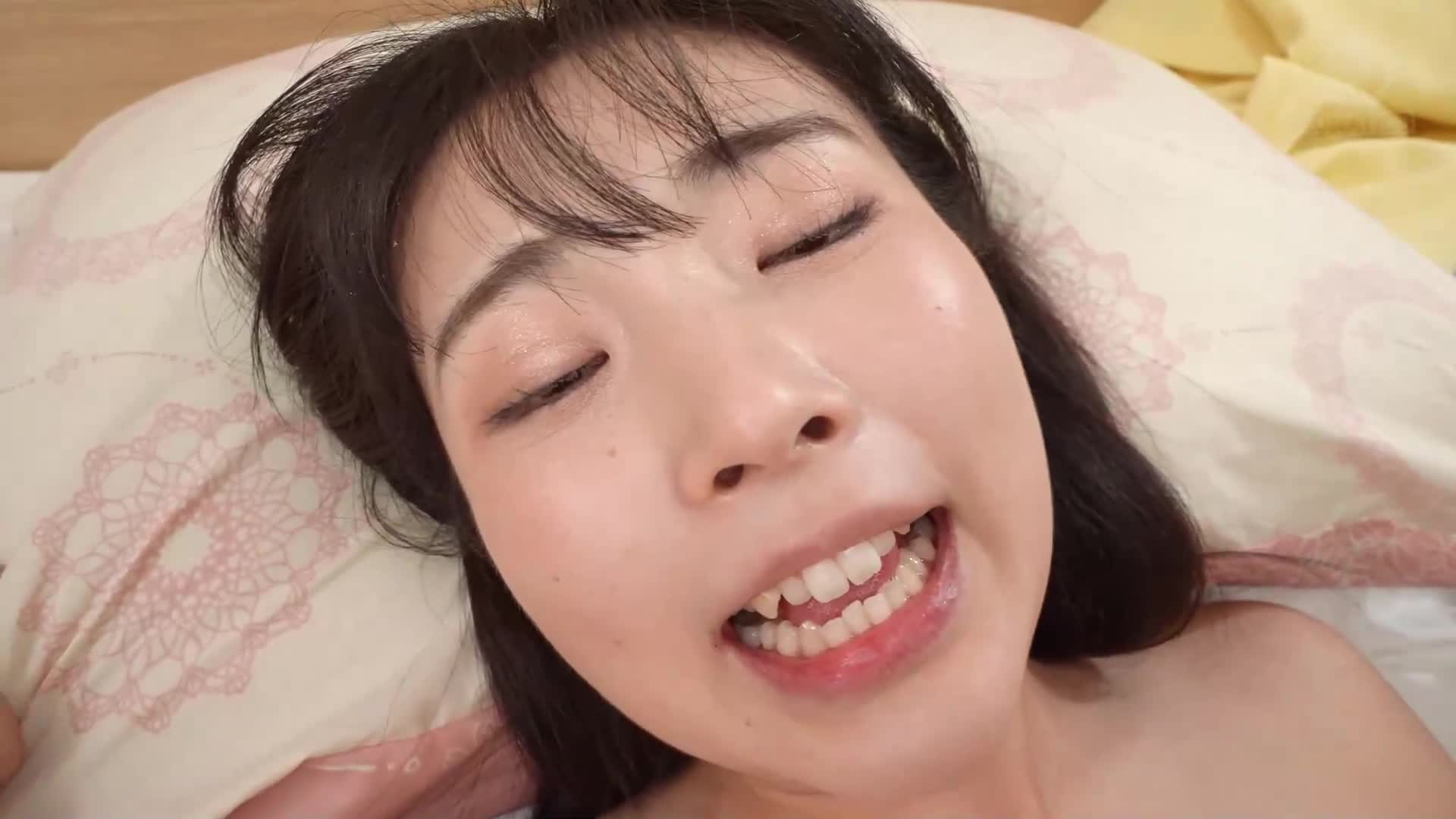 相當不親近的妻子帶著大屁股的繼子J系，在中途停止遙控尿失禁調教中培養出熱愛爸爸痙攣潮射的穴穴，給予充分獎勵並射精在其中。皆月光 - AV大平台 - 中文字幕，成人影片，AV，國產，線上看