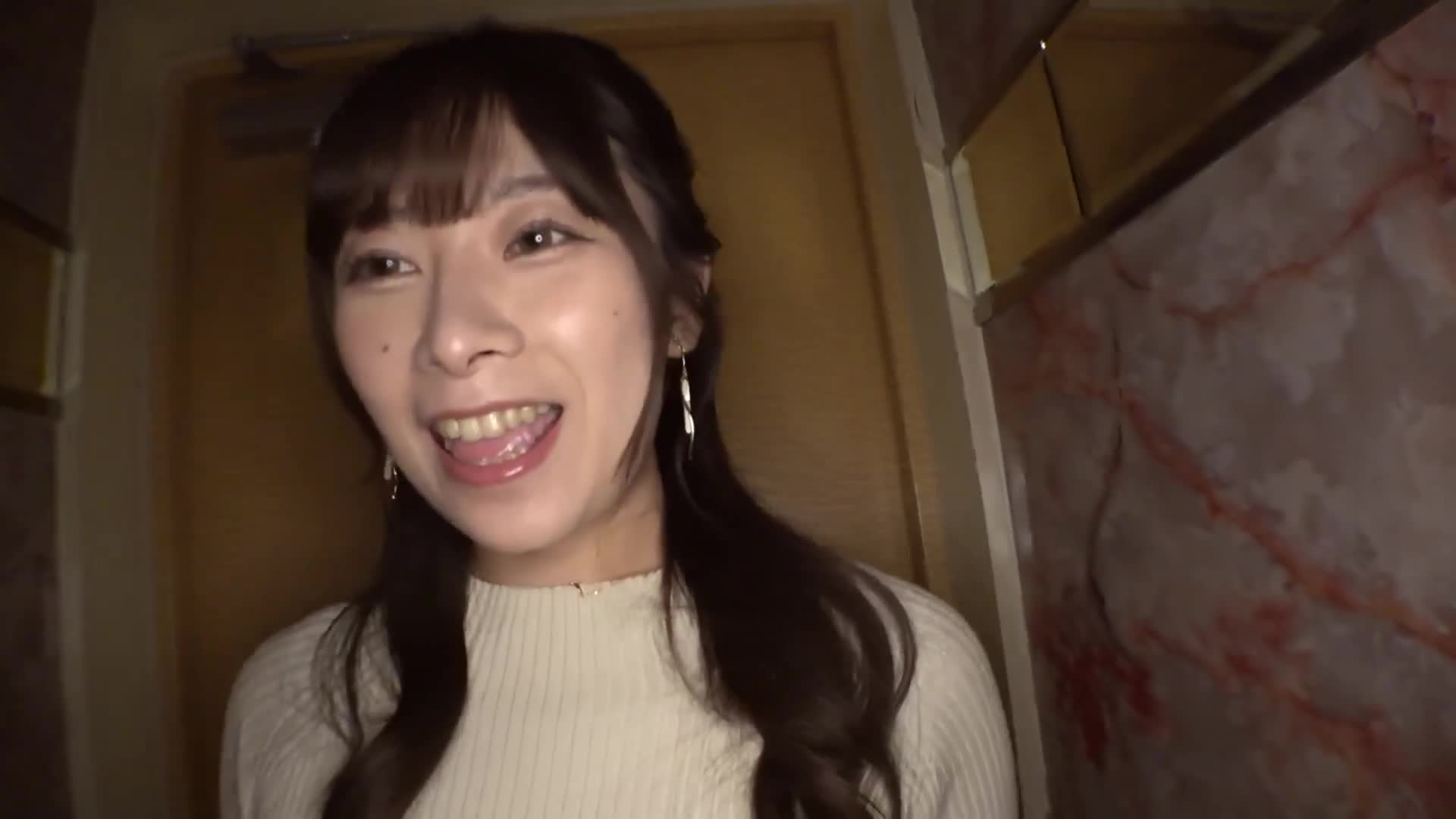 【不倫研修】【公司裡最美巨乳的中出不倫】透過縱性感的針織衫揉捏著像要溢出般的美豐滿乳房。只要提出要求，立刻口交、生交、中出，什麼都聽從的順從漂亮女性。工作壓力和家庭不滿，全部都傾訴給後輩的私密部位進行中出性愛。【已婚男性×未婚女性（公司內不倫）】第20案。 - AV大平台 - 中文字幕，成人影片，AV，國產，線上看