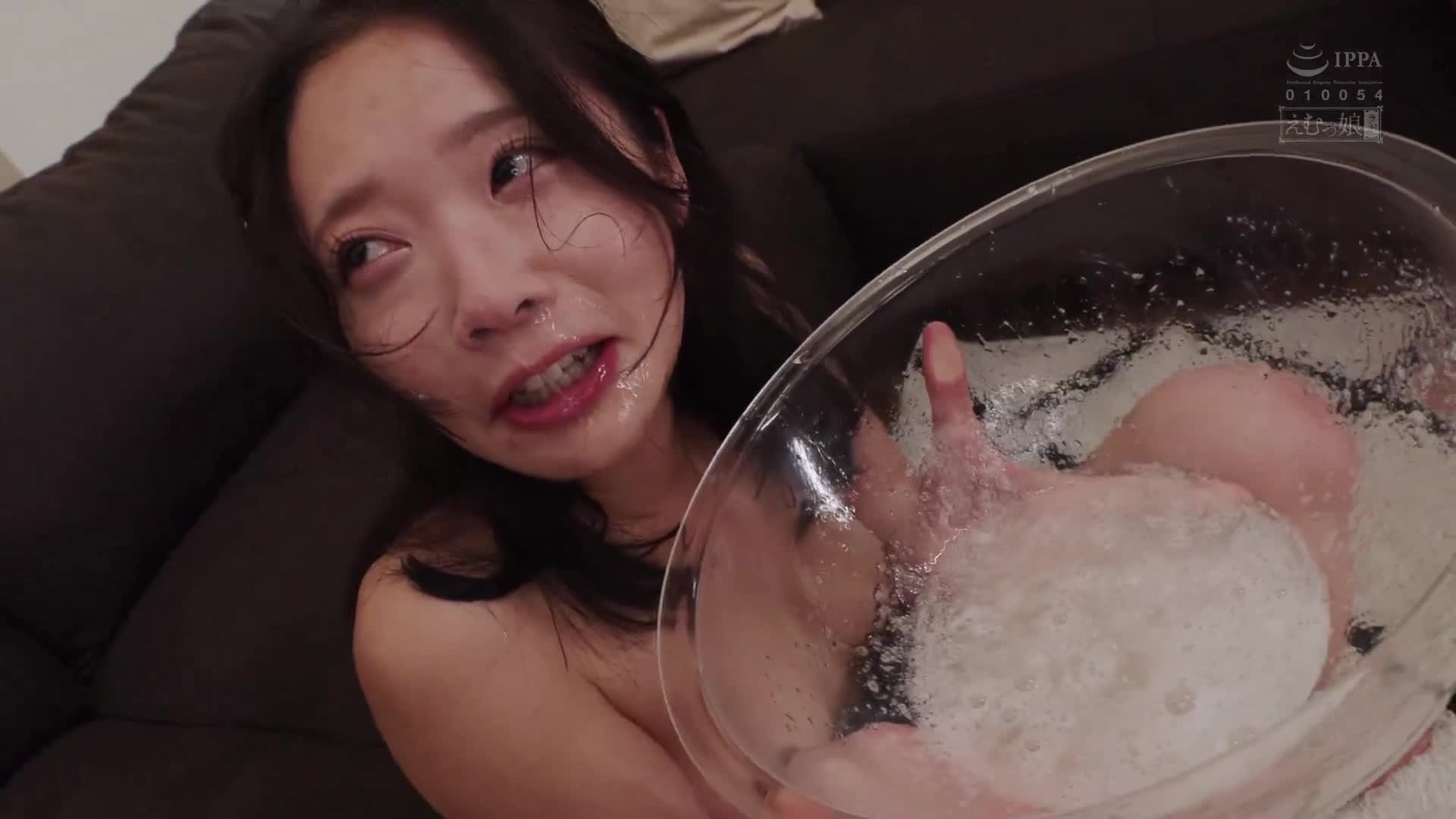 喉嚨深處的女性進行水處理，飲下臭味濃烈的污水！射出的精液13次！嘔吐1860毫升！自己尿尿580毫升 二葉惠麻 - AV大平台 - 中文字幕，成人影片，AV，國產，線上看