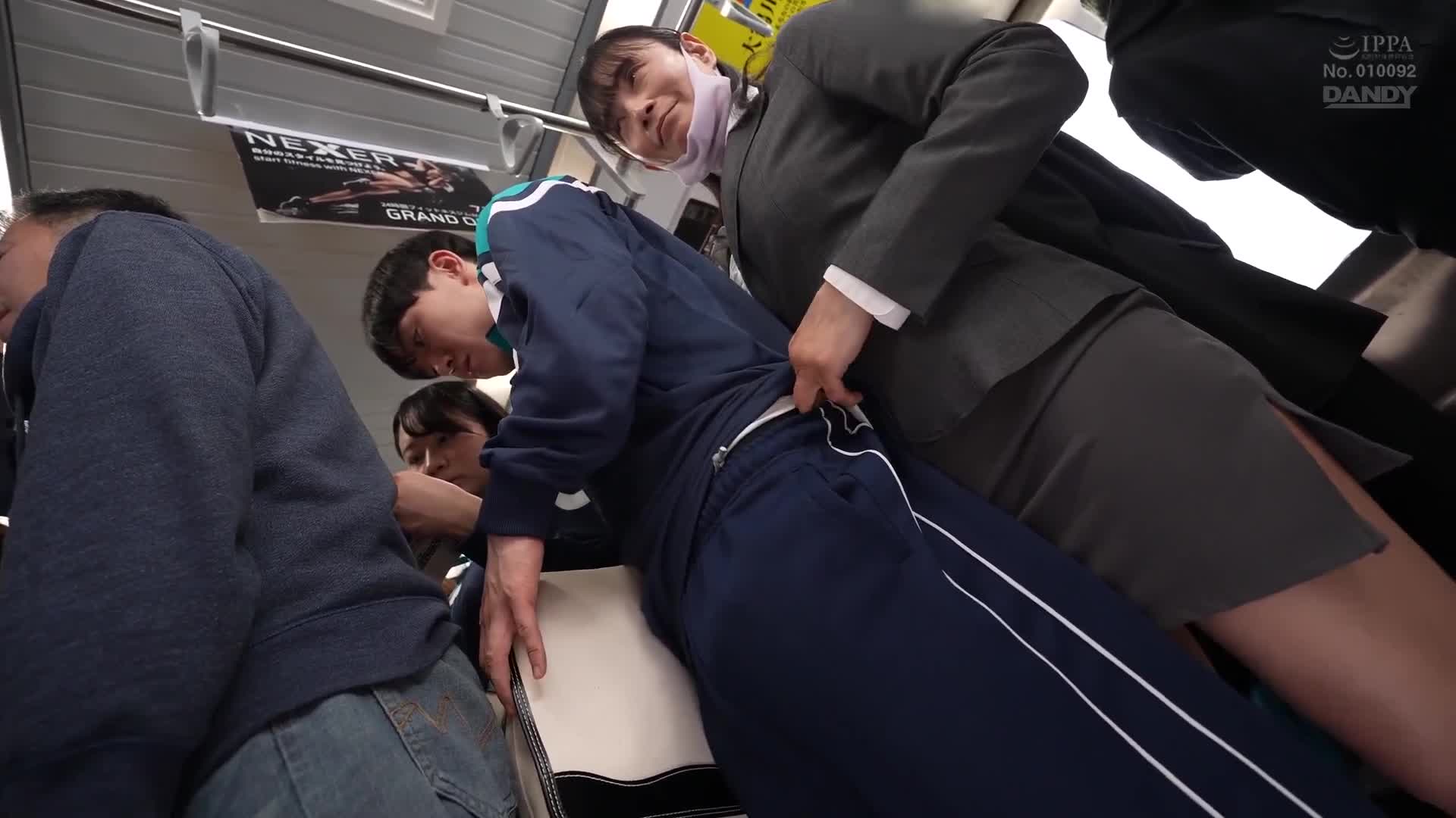 「姨姨碰到我的地方讓你勃起，是你的錯」她毫不在乎旁邊有女友，從背後使用噁心手交引誘俊俏男友勃起的性慾熟女VOL.2 - AV大平台 - 中文字幕，成人影片，AV，國產，線上看
