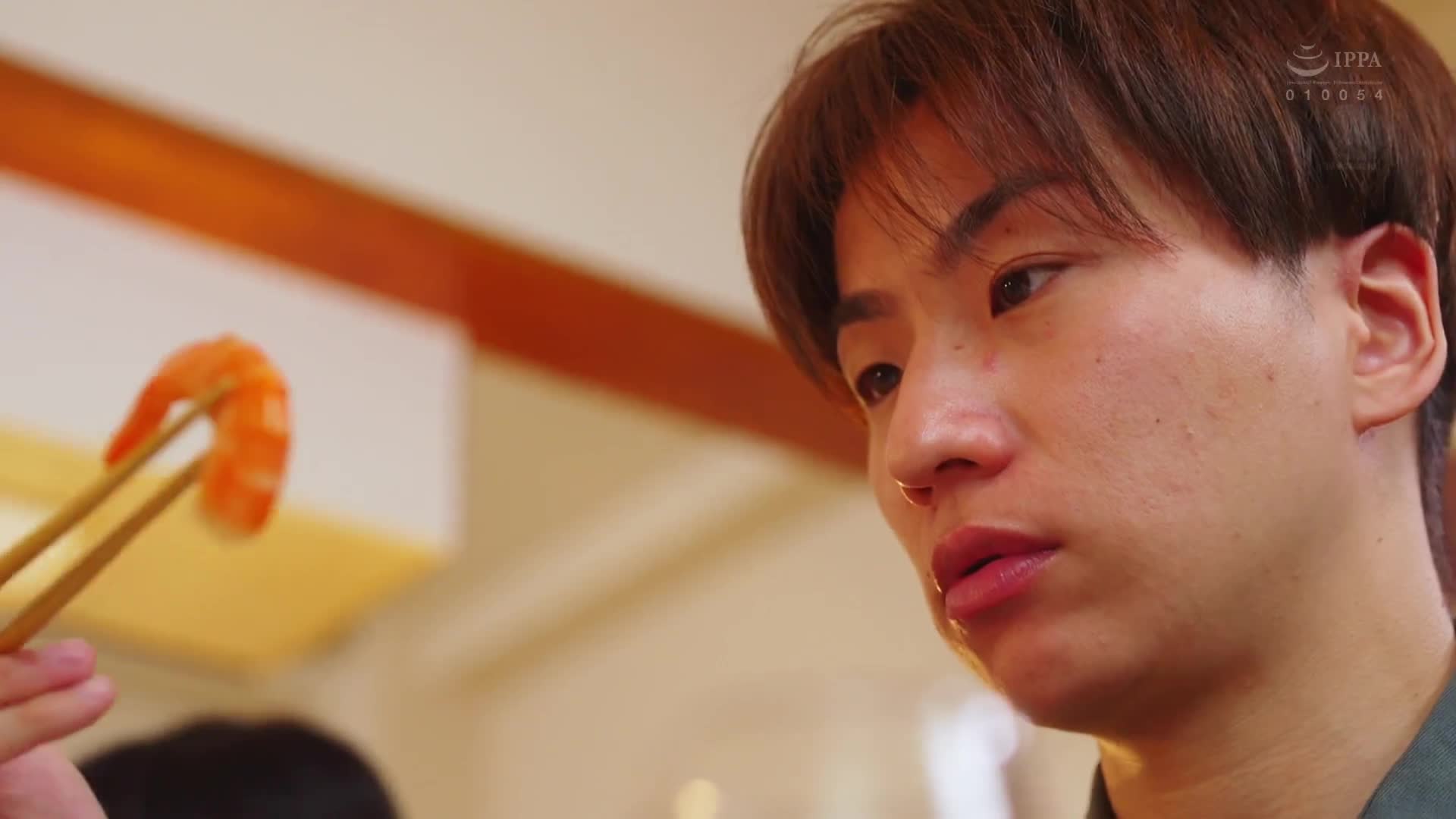 汗水傾瀉而下，理智蕩然無存──一場充滿夏日氣息、激情四射、放蕩不羈的性愛，讓你感覺彷彿漂浮在空中。桃園玲奈 - AV大平台 - 中文字幕，成人影片，AV，國產，線上看
